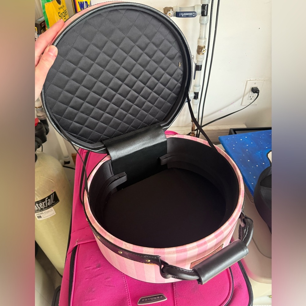 Victoria Secret store display luggage - Picture 3 of 3